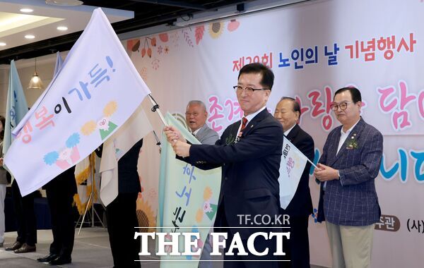 대전시의회 조원휘 의장은 30일 유성구 원신흥동에 소재한 라도무스아트센터에서 개최된 제29회 노인의날 기념행사에 참석해 어르신들께 깊은 존경과 감사의 마음을 전했다. /대전시의회