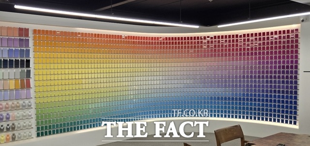 펠릿 형태의 컬러 마스터배치를 활용한 ASA 수지 데코시트 제품의 색상을 비교할 수 있는 감도 스펙트럼이 진영 홍보라운지에 설치돼 있다. /김형수 선임기자