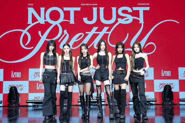 이즈나가 30일 미니 2집 Not Just Pretty 발매 쇼케이스를 개최하고 과감하고 강렬한 콘셉트, 당당한 모습으로 나왔다고 밝혔다. /웨이크원