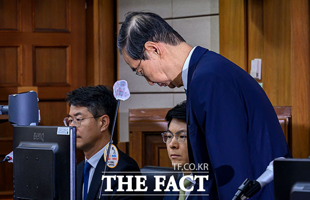 한덕수 전 국무총리가 30일 서울 서초구 서울중앙지법에서 열린 내란 우두머리 방조 및 위증 등 혐의 재판에 피고인으로 출석하고 있다. /2025.9.30 사진공동취재단