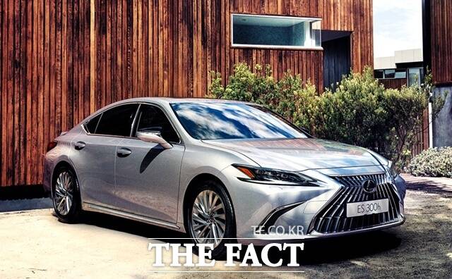 30일 한국수입자동차협회(KAIDA)에 따르면 올해 1~8월 렉서스코리아는 누적 판매 1만212대를 기록했다. 렉서스 하이브리드 ES300h. /렉서스