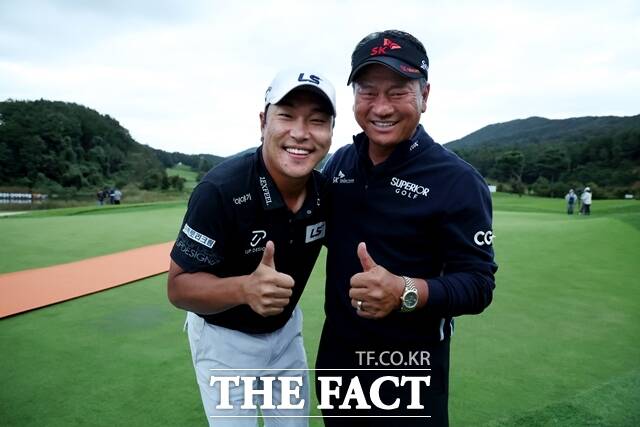 최경주(오른쪽)가 현대해상 최경주인비테이셔널에서 우승한 전가람을 격려하며 포즈를 취하고 있다./KPGA