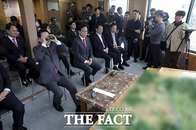 망원경으로 북측 지역 확인하는 장동혁 국민의힘 대표.