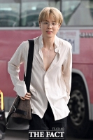  BTS 지민 '셔츠 단추 풀어 헤치고' [포토]