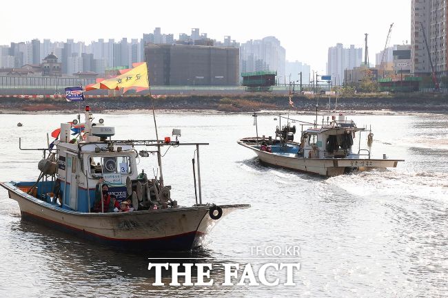 시흥월곶포구축제 어선 승선 체험 프로그램 진행 모습. /시흥시