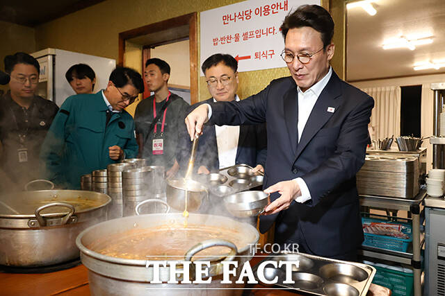 김민석 국무총리(오른쪽)가 1일 새벽 충북 청주 천원식당인 만나김치식당을 찾아 음식을 담고 있다. /국무총리실