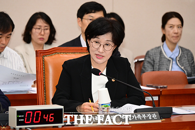 원민경 여성가족부 장관이 9월 24일 오후 서울 여의도 국회에서 열린 여성가족위원회 전체회의에서 질의 답변을 하고 있다. /국회=남윤호 기자