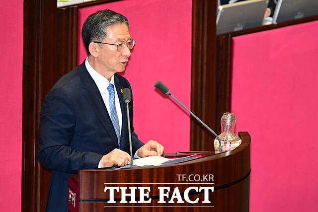 정성호 법무부 장관이 윤석열 전 대통령과 변호인 측이 수감 중 인권침해를 받고 있다는 궤변을 반복하고 있다고 비판했다. /국회=남윤호 기자