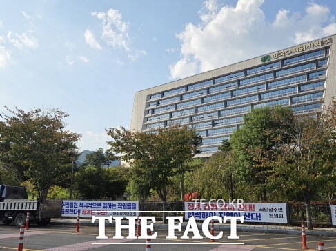 경주시 문무대왕면 한수원 본사 주변에 경주시민 조롱 현수막과 관련, 임직원 징계 철회를 요구하는 현수막이 대거 내걸려 또 다른 논란이 불거지고 있다. / 민주당 경주시지역위원회