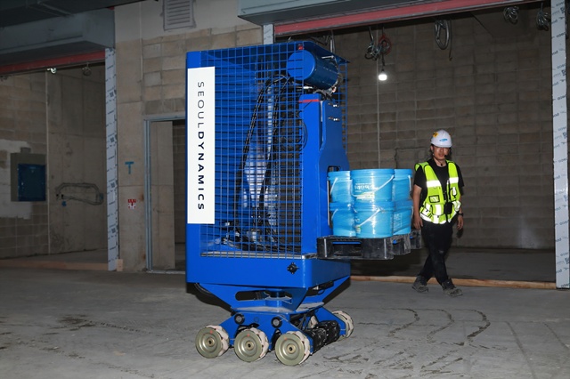 삼성물산이 자율주행 지게차, 자재 이동 로봇 등 주택 건설로봇 5종을 반포3주구 재건축 현장에서 선보였다. /삼성물산 건설부문