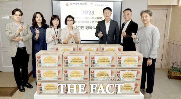 이상래 대전시의회 의원(국민의힘, 동구2, 사진 오른쪽 세 번째)이 1일 동구 판암동에 위치한 판암사회복지관을 방문해 위문품을 전달했다. /대전시의회