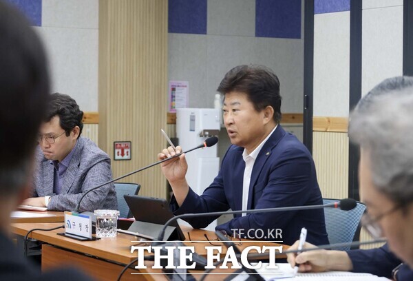 최충규 대덕구청장이 1일 구청 대회의실에서 열린 확대간부회의에서 간부 공무원들에게 사회적 약자에 대한 예산 확보와 세심한 행정을 펼쳐줄 것을 당부하고 있다. /대덕구