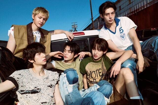 <더팩트>가 추천하는 코르티스의 JoyRide는 우리는 꿈꿔왔지 찰나의 해방이란 가사처럼 탁 트인 해안 도로를 달리는 듯한 느낌을 준다. 운전을 하면서 들어도 좋고 혼자 있을 때 눈을 감고 들으면 푸릇한 꿈을 꾸게 만든다. /빅히트 뮤직