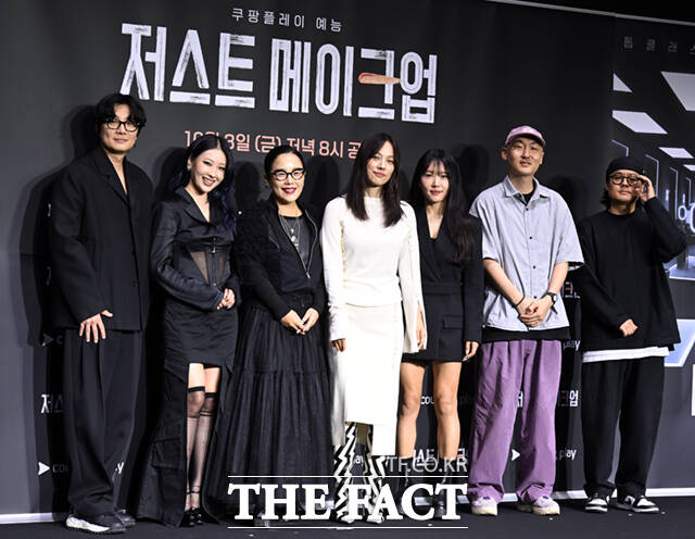 1일 오후 서울 광진구 풀만 앰배서더 서울 이스트폴 호텔에서 쿠팡플레이 예능 저스트 메이크업 제작발표회가 열린 가운데, 출연자들이 포즈를 취하고 있다. 왼쪽부터 심사위원 이진수, 이사배, 정샘물, MC 이효리, 서옥, 심우진 PD, 박성환 PD.
