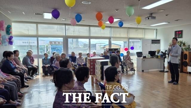 이병철 부군수가 강진양로원을 방문해 어르신들을 위로하고 있다./강진군