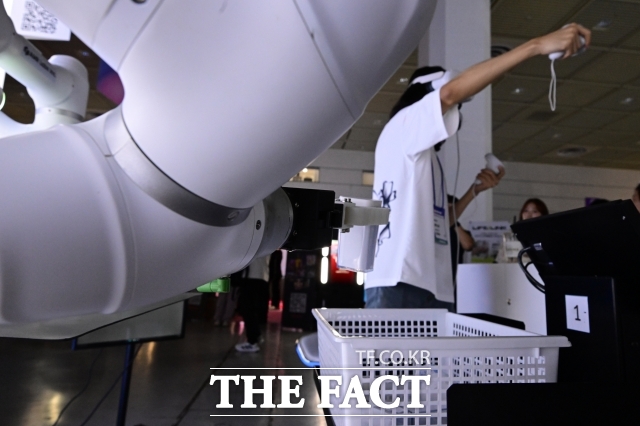 산업통상부는 1일 AI 팩토리 M.AX 얼라이언스 전략회의를 개최하고 관련 성과와 전략 등을 점검했다. 사진은 지난 6월 18일 서울 강남구 코엑스에서 열린 메타버스 엑스포 2025 소개된 스마트 팩토리 기술. / 더팩트 DB