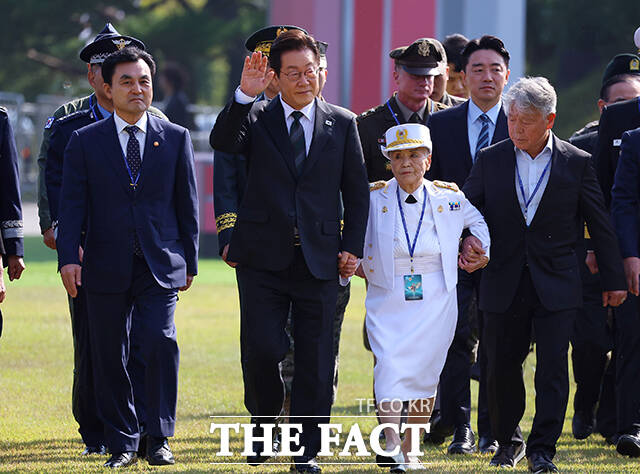 이재명 대통령이 7인의 국민대표, 모범 장병, 군 지휘부들과 함께 입장하고 있다. /계룡=뉴시스