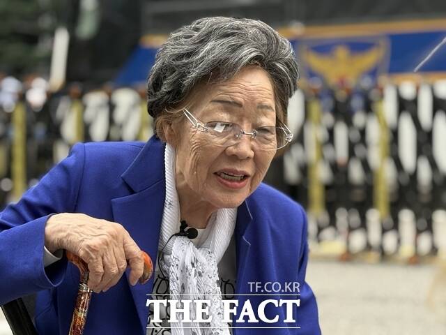일본군 위안부 피해자이자 여성인권운동가인 이용수 할머니가 추석 연휴를 앞둔 1일 일본이 사죄와 배상을 하지 않면 우리 정부가 나서서 강력히 촉구해야 한다고 호소했다. 이 할머니는 이날 서울 종로구 주한 일본대사관 앞에서 정의기억연대(정의연) 주최로 열린 제1720차 일본군 성노예제 문제 해결을 위한 수요시위에 참석해 이같이 말했다. /정인지 기자