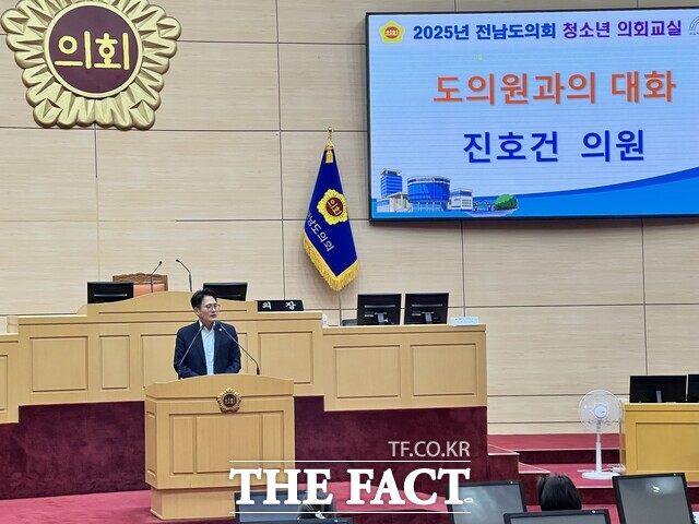 진호건 의원이 제18회 청소년 의회교실에서 환영사를 하고 있다./전남도의회