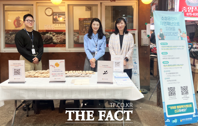 경기도시장상권진흥원 북서센터 직원들이 1일 일산전통시장에서 지원 사업을 안내하고 있다./경상원