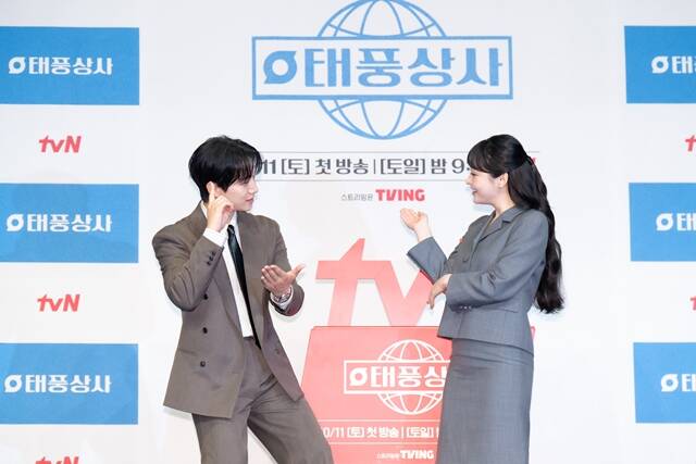 배우 이준호(왼쪽)와 김민하가 tvN 토일드라마 태풍상사에서 호흡을 맞춘다. /tvN