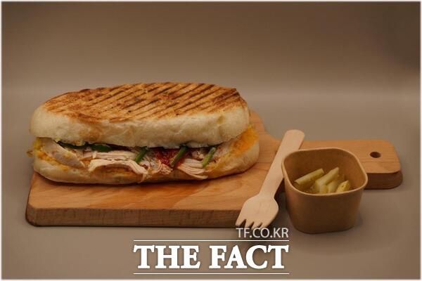 한국도로공사 대전충남본부가 휴게소 고객이 직접 투고한 토핑과 레시피를 통해 신상품을 개발했다. 사진은 샌드위치 공모전 최우수 작품인 닭가슴살 파니니 샌드위치. /한국도로공사 대전충남본부