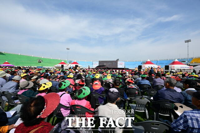 제29회 어르신의날 행사장을 가득 메운 어르신들. /논산시