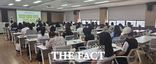 아산교육지원청은 유치원 보호자 60명을 대상으로 ‘마음을 잇는 부모 마음 셀프 코칭’ 연수를 진행했다. /아산교육청