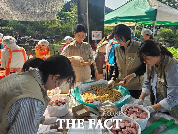 대덕구노인종합복지관이 1일 민족 최대 명절인 추석을 앞두고 노인 자원봉사자와 한국수자원공사 법무실 직원들이 함께 참여한 추석맞이 전 부치기 행사를 진행했다. /대덕구노인종합복지관