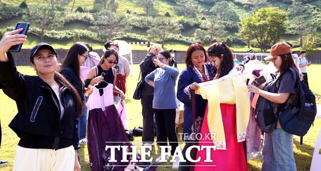 백석대·백석문화대 외국인 유학생들이 한복 체험을 위해 전통 의상을 갈아입고 있다. /백석대학교
