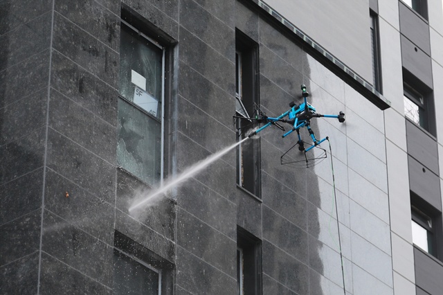 살수 드론은 해체 공사 중 작업자 근접 없이 해체 구조물에 살수가 가능하다. 이 드론을 사용하면 안전 위험을 낮추고 생산성을 높일 수 있다. /삼성물산 건설부문