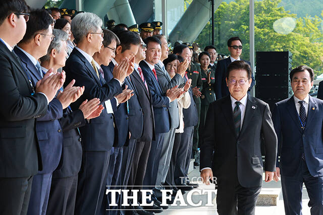 박수 받으며 입장하는 이재명 대통령. /계룡=뉴시스