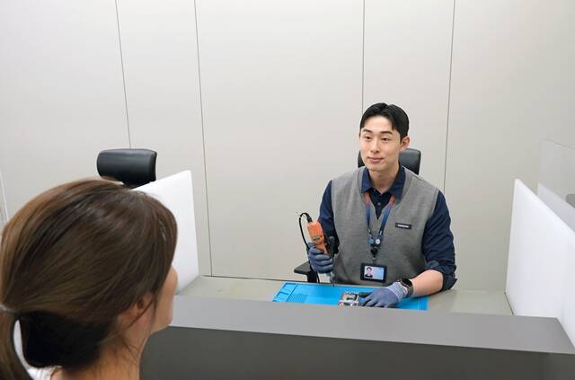 삼성전자서비스 엔지니어가 스마트폰 점검 서비스를 제공하고 있다. /삼성전자서비스
