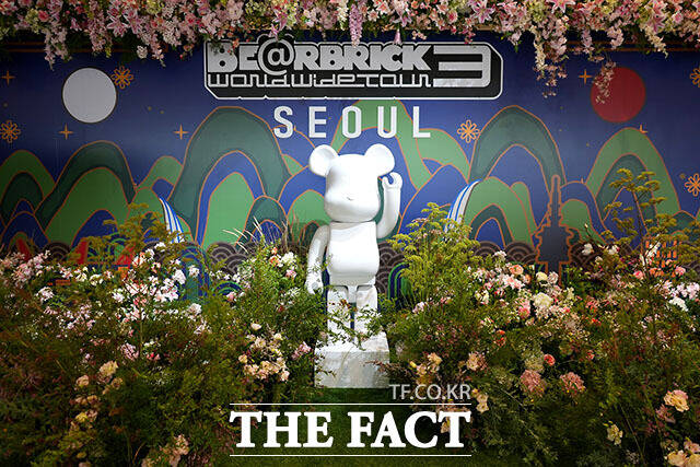 오는 21일까지 베어브릭의 ‘BE@RBRICK WORLD WIDE TOUR 3 in Seoul’ 전시가 더 현대 서울에서 진행된다. 한국에서는 처음으로 개최되는 이번 전시에서는 전세계 120여명의 아티스트들의 작품을 만나볼 수 있다.