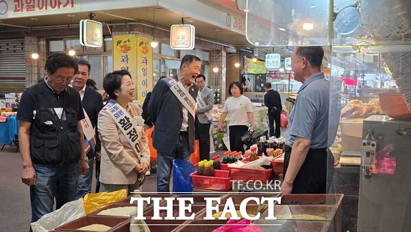 황정아 국회의원(민주당, 유성구을)이 9월 30일 2025년 추석 명절을 맞아 구본환 전 대전시의원 등 민주당 유성구을 당원들과 함께 전통시장 장보기 캠페인을 진행했다. /의원실