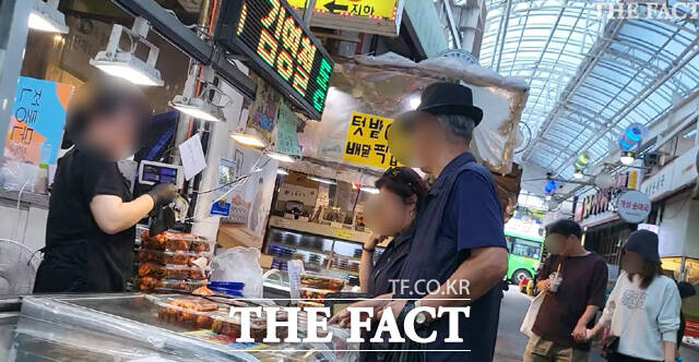 오승혁의 현장은 추석 연휴를 앞두고 전통시장을 찾아 민생회복 소비쿠폰의 쓰임과 장보기 분위기를 살펴 봤다. /서울 화곡본동시장=오승혁 기자