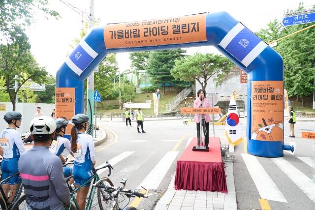 이수희 강동구청장이 9월 20일 가을바람 라이딩 챌린지 출발식에서 인사말을 하고 있다. /강동구