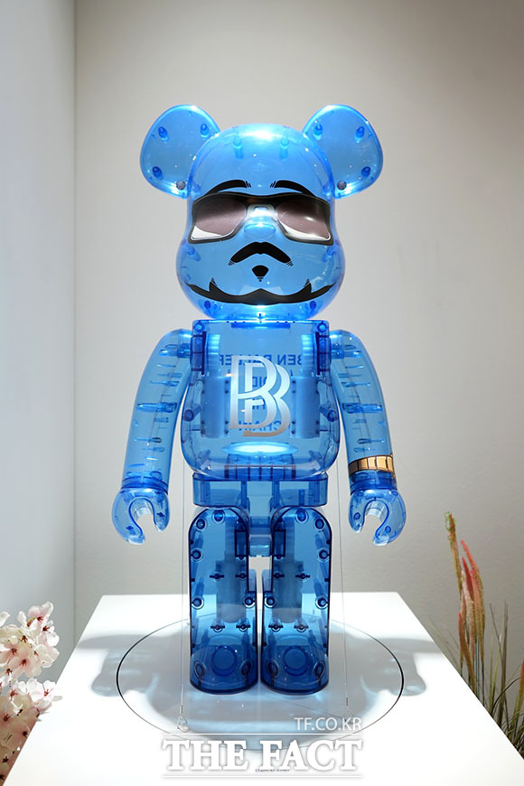 LA 출신의 세계적인 주얼리 디자이너이자 한국계 사업가인 벤 볼러는 LA에서의 뿌리, 한국인의 자부심, 그리고 평생 갈고 닦은 장인정신을 한데 모아 완성한 베어브릭 작품을 ‘BE@RBRICK WORLD WIDE TOUR 3 in Seoul’에서 선보인다.