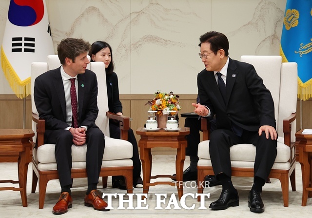 이재명 대통령은 1일 AI는 전략적으로 워낙 중요한 산업이고 천문학적 투자재원이 필요할 것이라며 독점의 폐해가 없는 안전장치가 마련된 범위 내에서 금산분리 규제 완화를 검토해 볼 수 있다고 밝혔다. 이 대통령이 이날 서울 용산 대통령실 청사에서 샘 올트먼 오픈AI 대표를 접견하고 있다. /뉴시스