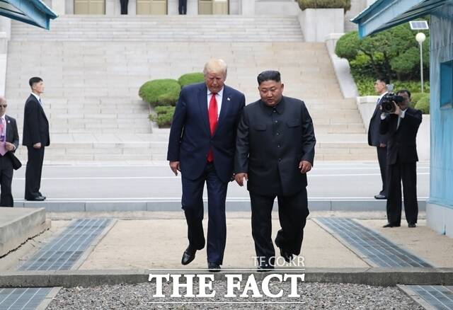 도널드 트럼프 미국 대통령이 경주 아시아태평양경제협력체(APEC) 정상회의 방한 한 달여를 앞두고 김정은 북한 국무위원장과 전제 조건 없는 대화 의사를 갖고 있다고 백악관이 30일(현지시간) 밝혔다. 사진은 지난 2019년 6월 30일 김 위원장과 트럼프 대통령이 판문점 공동경비구역(JSA) 군사분계선을 넘어 북측으로 갔다 다시 남측으로 넘어오고 있는 모습. /뉴시스