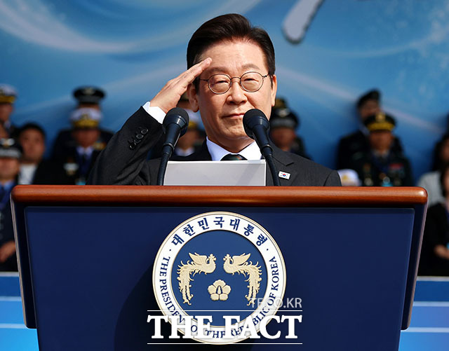 이재명 대통령이 1일 충남 계룡대에서 열린 건군 77주년 국군의 날 기념식에서 거수경례를 하고 있다. /계룡=뉴시스