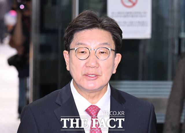 통일교 측으로부터 불법 정치자금을 받은 혐의를 받는 권성동 국민의힘 의원이 지난달 16일 오후 서울 서초구 서울중앙지방법원에서 열린 구속영장실질심사에 출석하며 입장을 밝히고 있다. /이새롬 기자