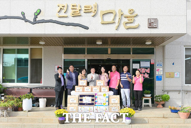 정기명 여수시장이간부 공무원들과 함께 지역 사회복지시설을 방문해 종사자들을 격려하고 위문품을 전달하고 있다./여수시