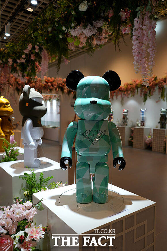 LA 스트릿 컬처의 아이콘으로 불리는 다이아몬드 서플라이의 니키 다이아몬드는 ‘Brilliant’라는 키워드로 심플하면서도 강렬한 컬러와 디테일, 자유로운 스트릿 감성을 베어브릭에 투영했다.