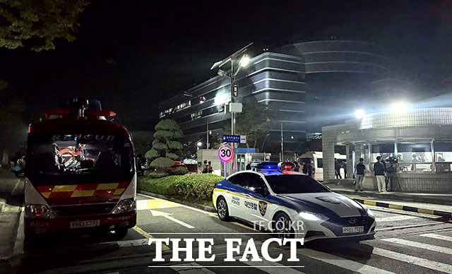 지난달 26일 밤 대전 국가정보자원관리원 내 무정전·전원 장치(UPS)실에서 화재가 발생해 70개 정부 서비스가 마비된 가운데 국정자원이 화재를 진압하며 조용한 모습을 보이고 있다. /독자제공