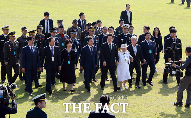 이재명 대통령이 7인의 국민대표, 모범 장병, 군 지휘부들과 함께 입장하고 있다. /계룡=뉴시스