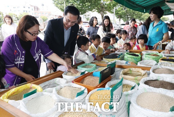 박희조 대전 동구청장이 지난달 29일 추석 명절을 앞두고 인동시장을 찾아 장보기를 하고 있다. /대전 동구