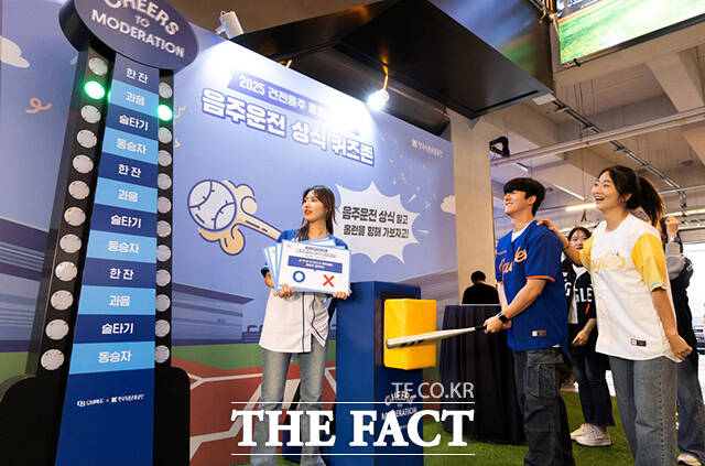 오비맥주가 30일 대전 한화생명볼파크에서 진행한 건전음주 응원 캠페인에서 야구 관람객이 음주운전 상식퀴즈존의 OX퀴즈를 풀고 있다. /오비맥주