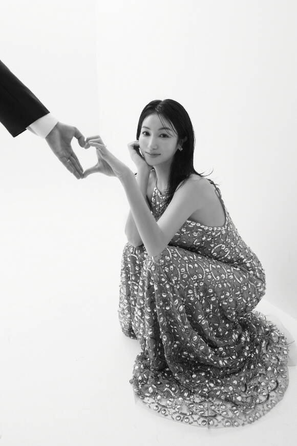 배우 김옥빈이 11월 16일 백년가약을 맺는다. 결혼 상대는 비연예인이며 결혼식은 비공개로 진행된다./고스트 스튜디오