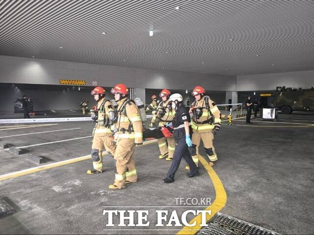 인천국제공항공사는 30일 APEC 정상회의에 대비 인천공항 제2여객터미널 행사용주차장에서 유관기관 합동 대테러 훈련을 진행했다/인천공항공사